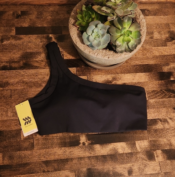 One shoulder All in Motion active top - Picture 2 of 4